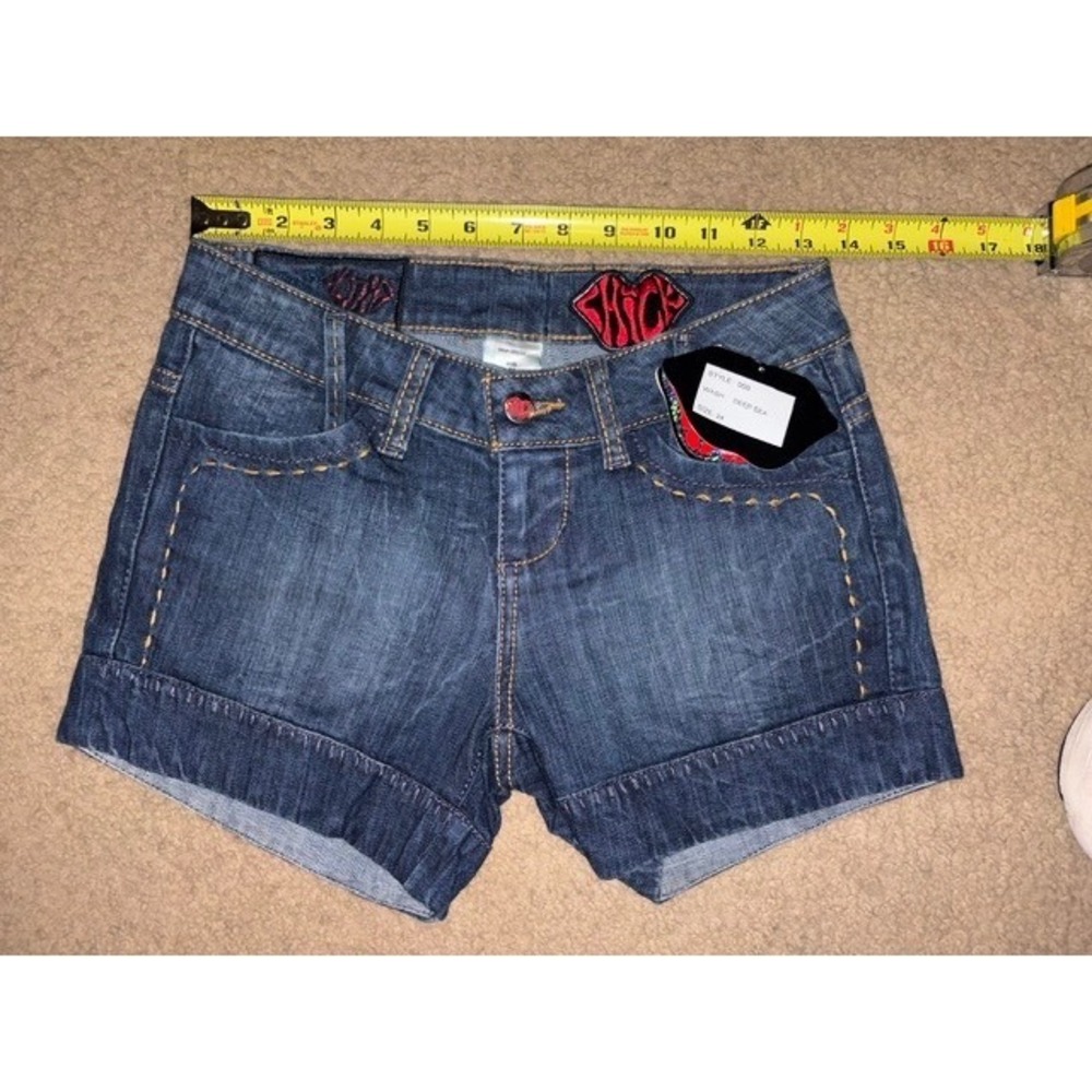 Chick by Nicky Hilton‎ Y2K Shorts Deep Sea Skull Embroidery Size 24 NWT T02-19